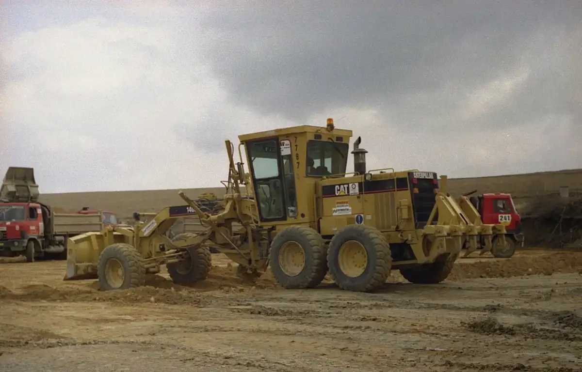 מפלסת Caterpillar 140H באתר עבודה