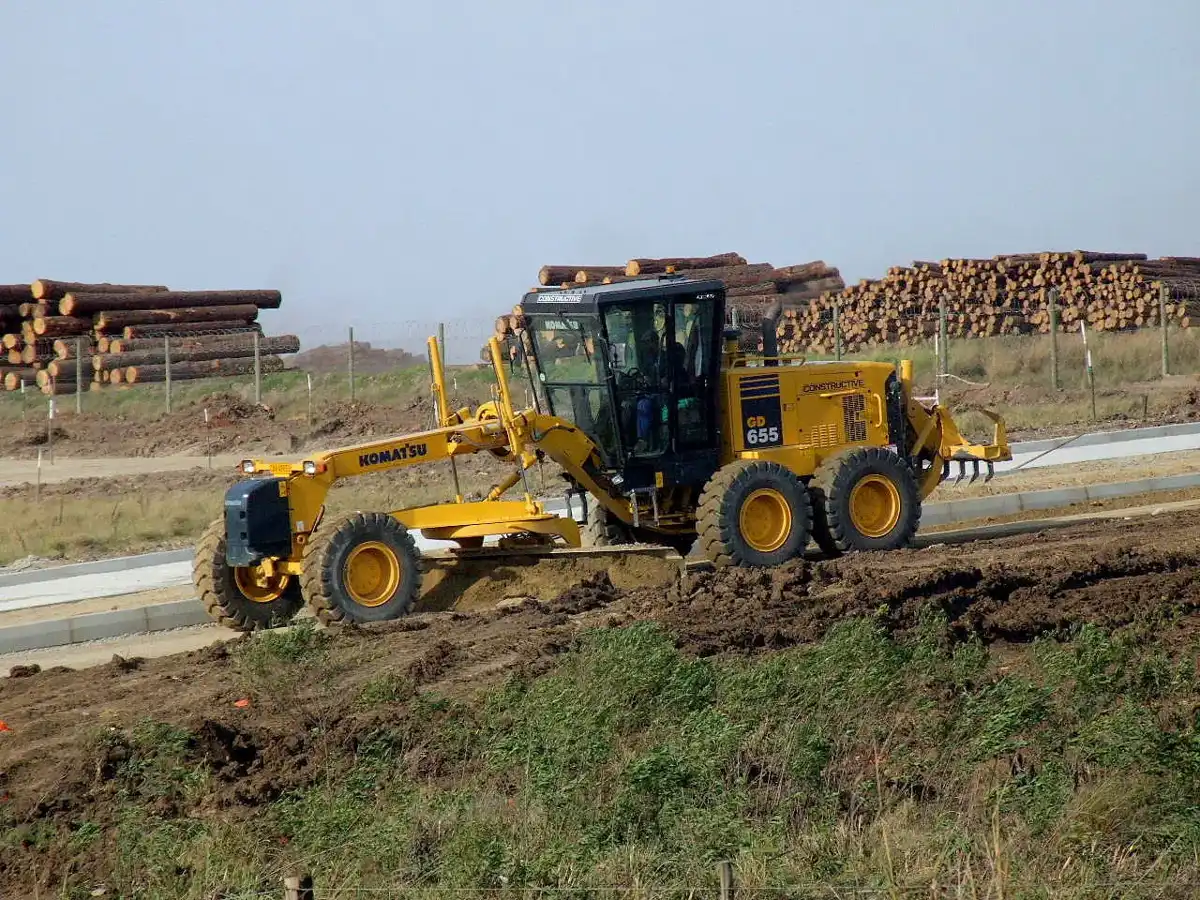מפלסת Komatsu בעבודה
